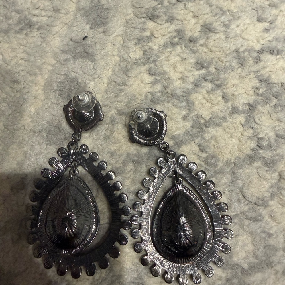 Gunmetal chandelier earring - Picture 3 of 3
